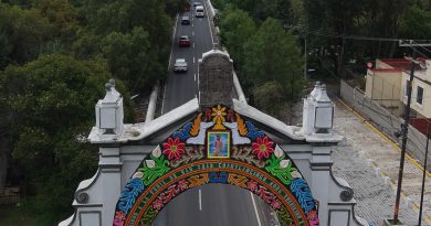 Histórica la colocación de arco floral en el Puente de México previo al inicio de la “Feria Cuautlancingo 2025”