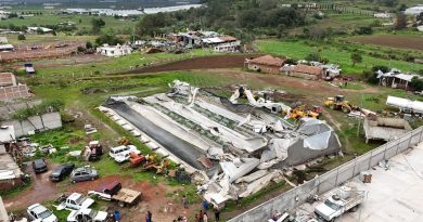 Fuerte tornado golpea a mas de 10 viviendas y al menos 5 estructuras como invernaderos y talleres en Chignahuapan