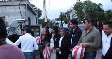 Entrega Omar Muñoz apoyos a familias afectadas por desbordamiento de río