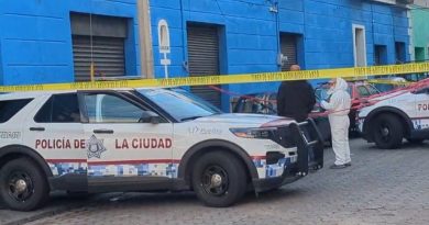 Peritos levantan indicios donde encontraron el cadáver entambado