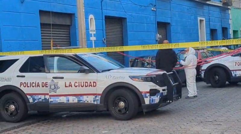 Peritos levantan indicios donde encontraron el cadáver entambado