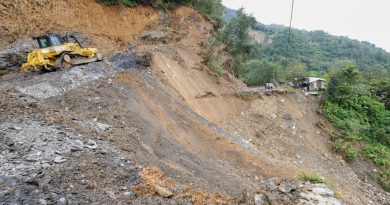 Con módulos de maquinaria, Gobierno de Puebla abre caminos afectados por deslaves en Eloxochitlán