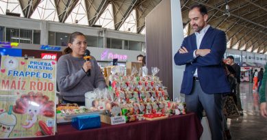 Emprendedores poblanos llegan a la CAPU con mercadito navideño