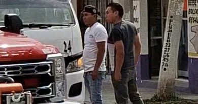 𝗖𝗼𝗻𝗱𝘂𝗰𝘁𝗼𝗿 𝗱𝗲 𝗥𝘂𝘁𝗮 𝟮𝟮 𝗮𝗴𝗿𝗲𝗱𝗲 𝘆 𝗰𝗮𝘂𝘀𝗮 𝗱𝗮𝗻̃𝗼𝘀 𝗮 𝘂𝗻𝗶𝗱𝗮𝗱 𝗱𝗲 𝗯𝗼𝗺𝗯𝗲𝗿𝗼𝘀