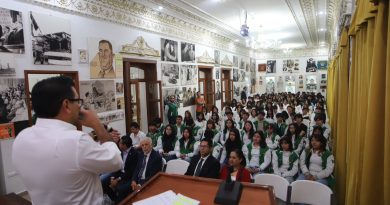 Néstor Camarillo dialoga con estudiantes de la Universidad Alva Edison
