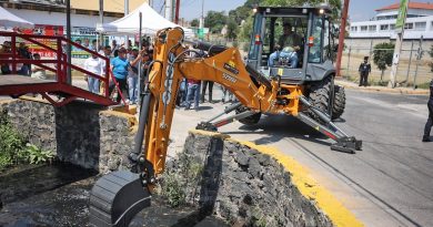 Fortalece Omar Muñoz limpieza de canales con entrega de retroexcavadoras en Cuautlancingo