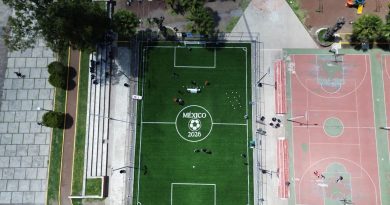 Con respaldo del gobierno federal y estatal, inaugura cancha de fútbol en el zócalo de Huejotzingo