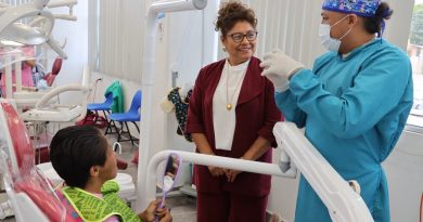 SMDIF Cuautlancingo entrega prótesis dental gratuita a adulta mayor
