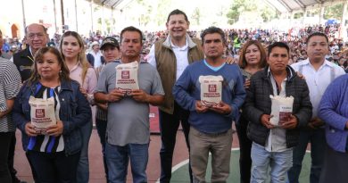 Ixtacamaxtitlán recibe apoyos estatales sin precedentes en maquinaria, fertilizantes y reforestación