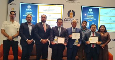 CICEPAC entrega reconocimiento a trayectoria profesional, así como al estudiante y catedrático del año