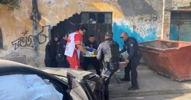 Choque entre dos vehículos termina con auto incrustado en una vivienda y dos personas lesionadas en Tehuacán
