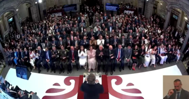 VIDEO. En su informe, Chedraui presume inversión de Slim en Puebla; Armenta y sus funcionarios no aplauden